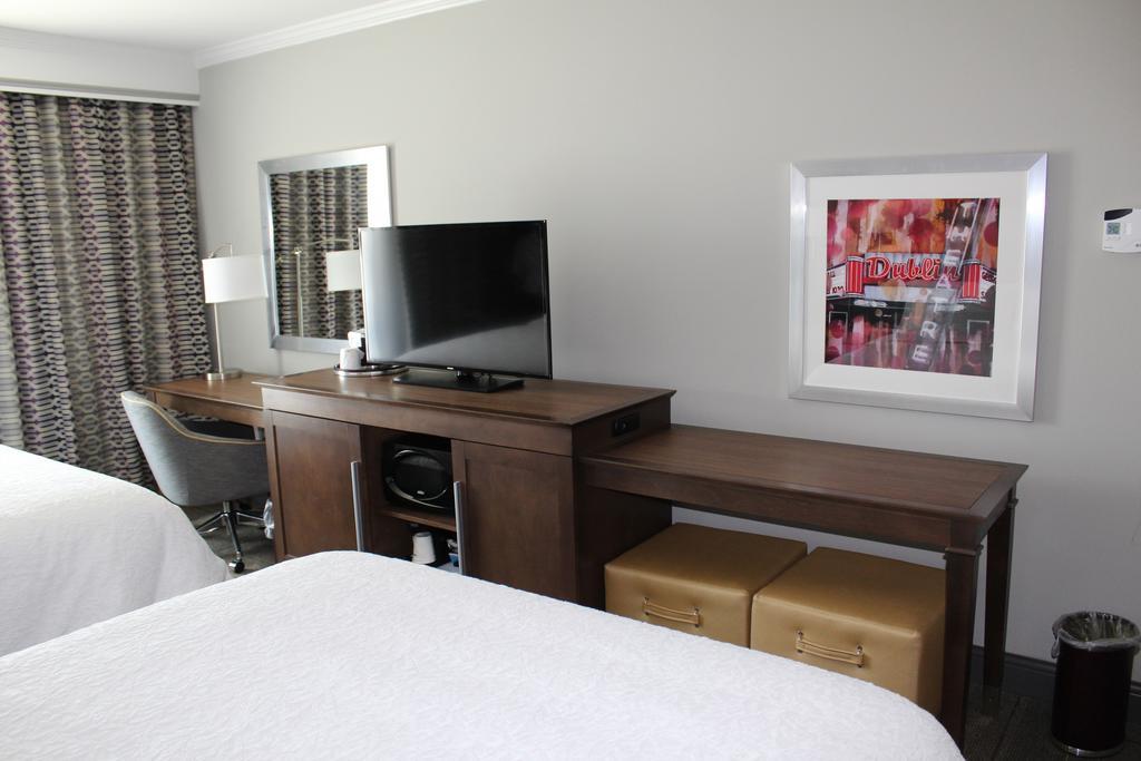 Hampton Inn & Suites Dublin Bagian luar foto